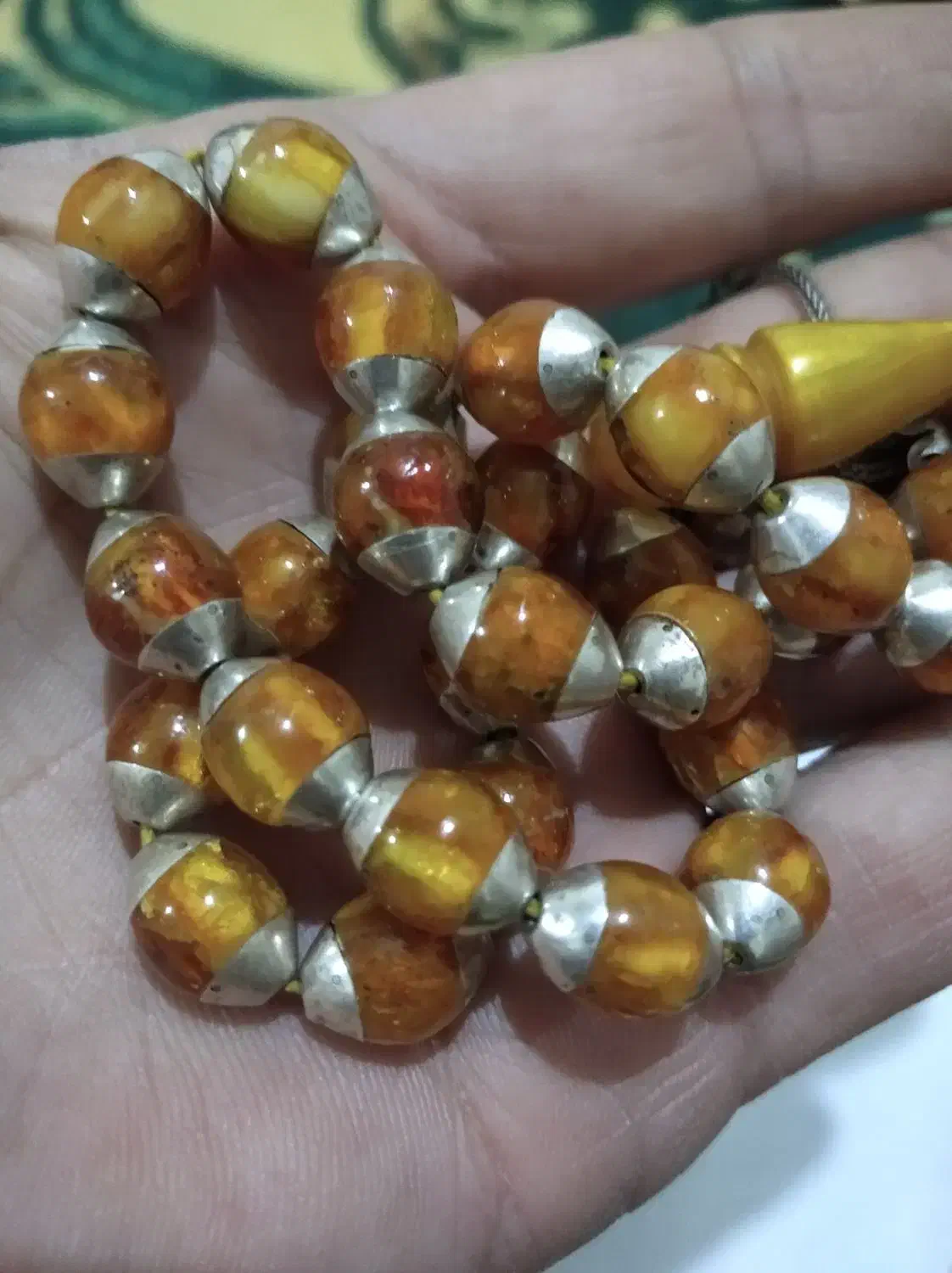 تسبیح کهربا ی طبیعی اصل همراه نقره ،|کلکسیون اشیاء عتیقه|دهگلان, |دیوار