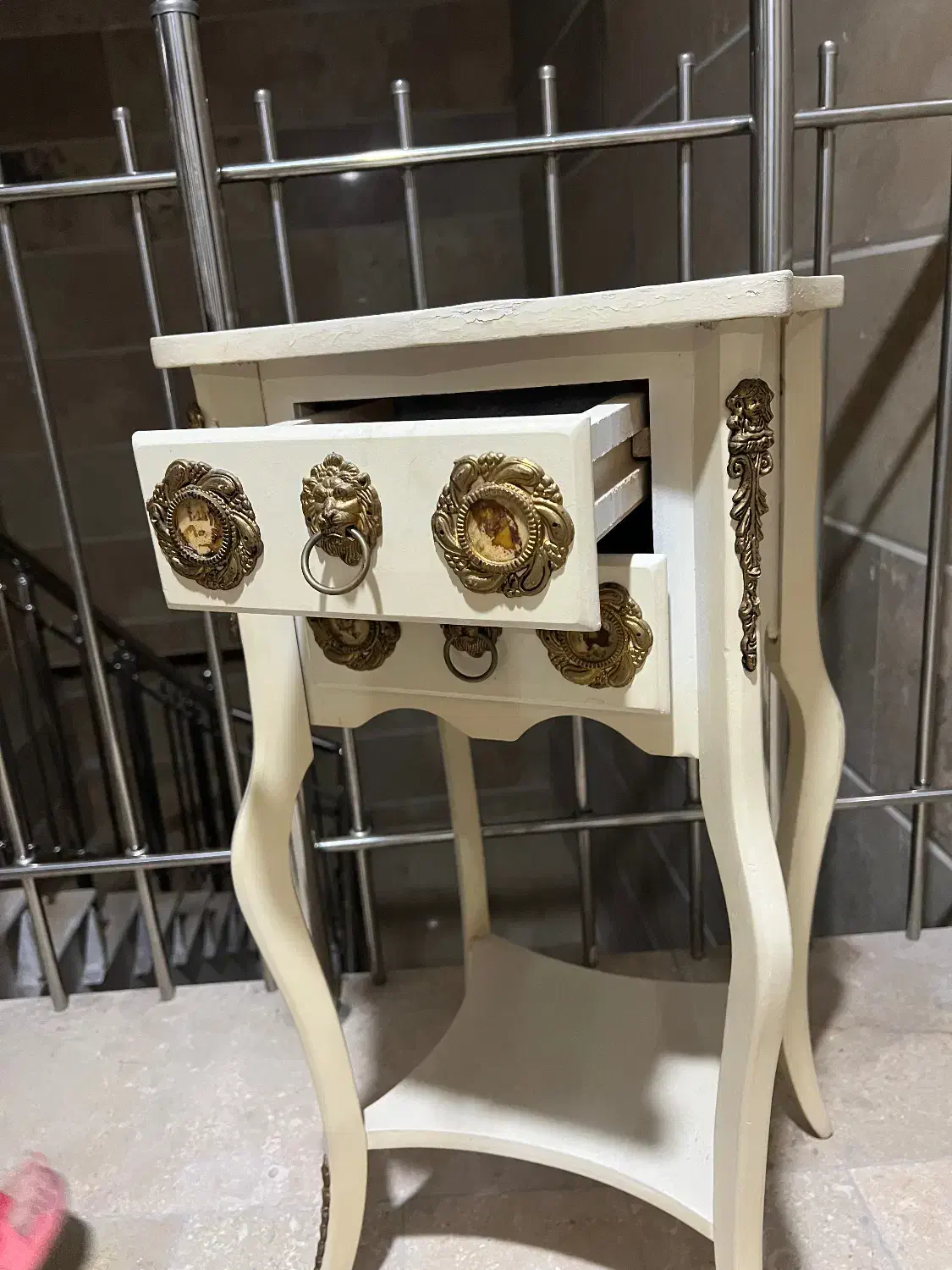 میز تلفن|میز تلفن|رشت, چمارسرا|دیوار