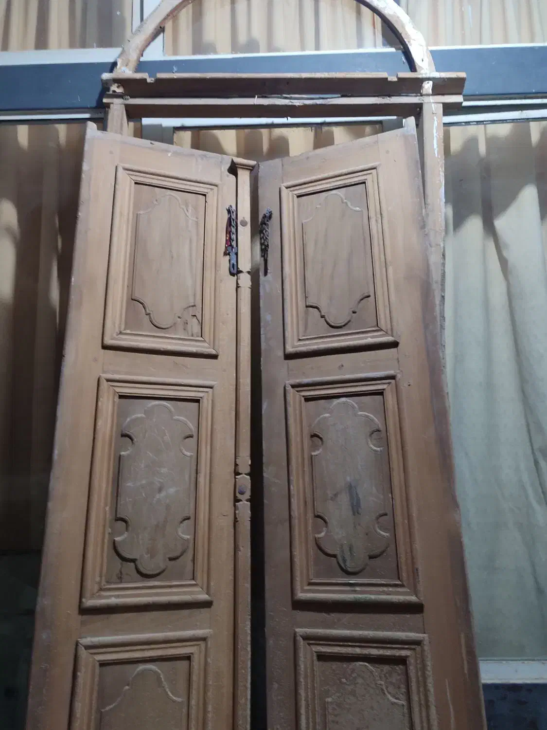 درب چوبی قدیمی و عتیقه|کلکسیون اشیاء عتیقه|خمینی‌شهر, |دیوار