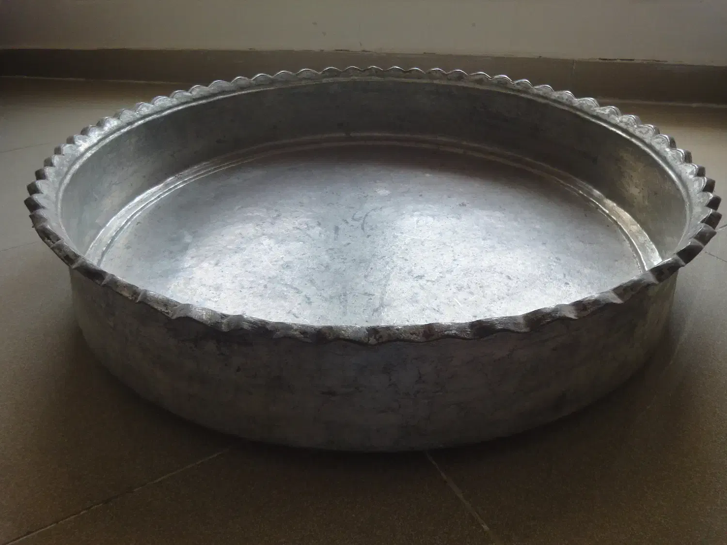 تشت مسی قدیمی|کلکسیون اشیاء عتیقه|قزوین, |دیوار