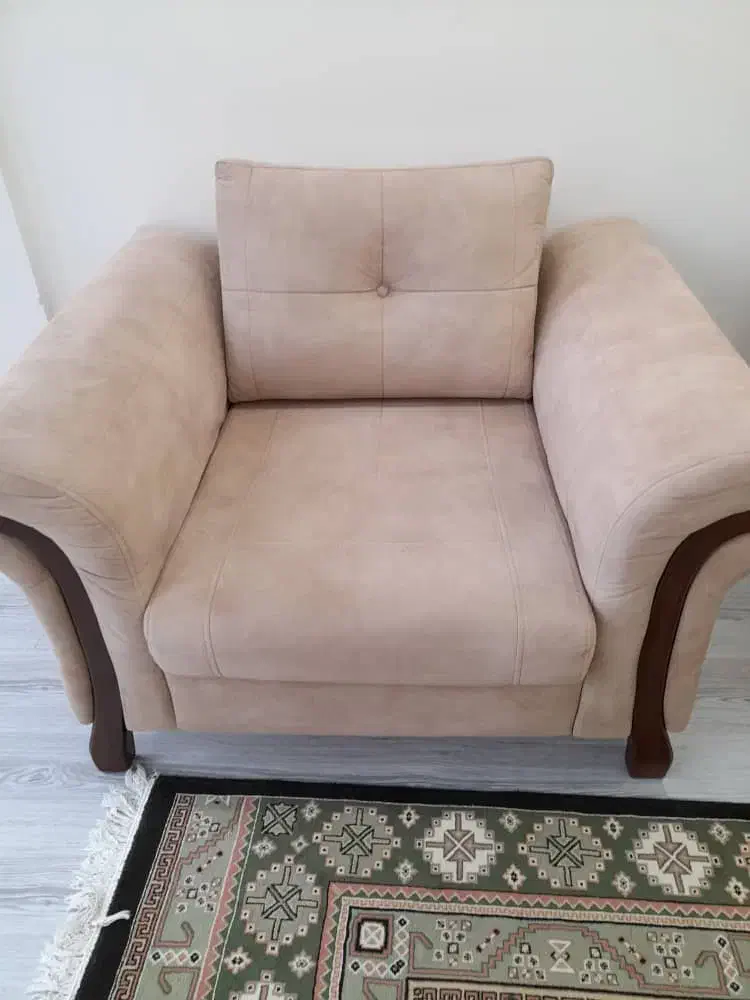 مبل ۷نفره کرم شامل ۳نفره.دونفره وتک نقره|مبلمان خانگی و میز عسلی|شاهین‌شهر, خانه کارگر|دیوار