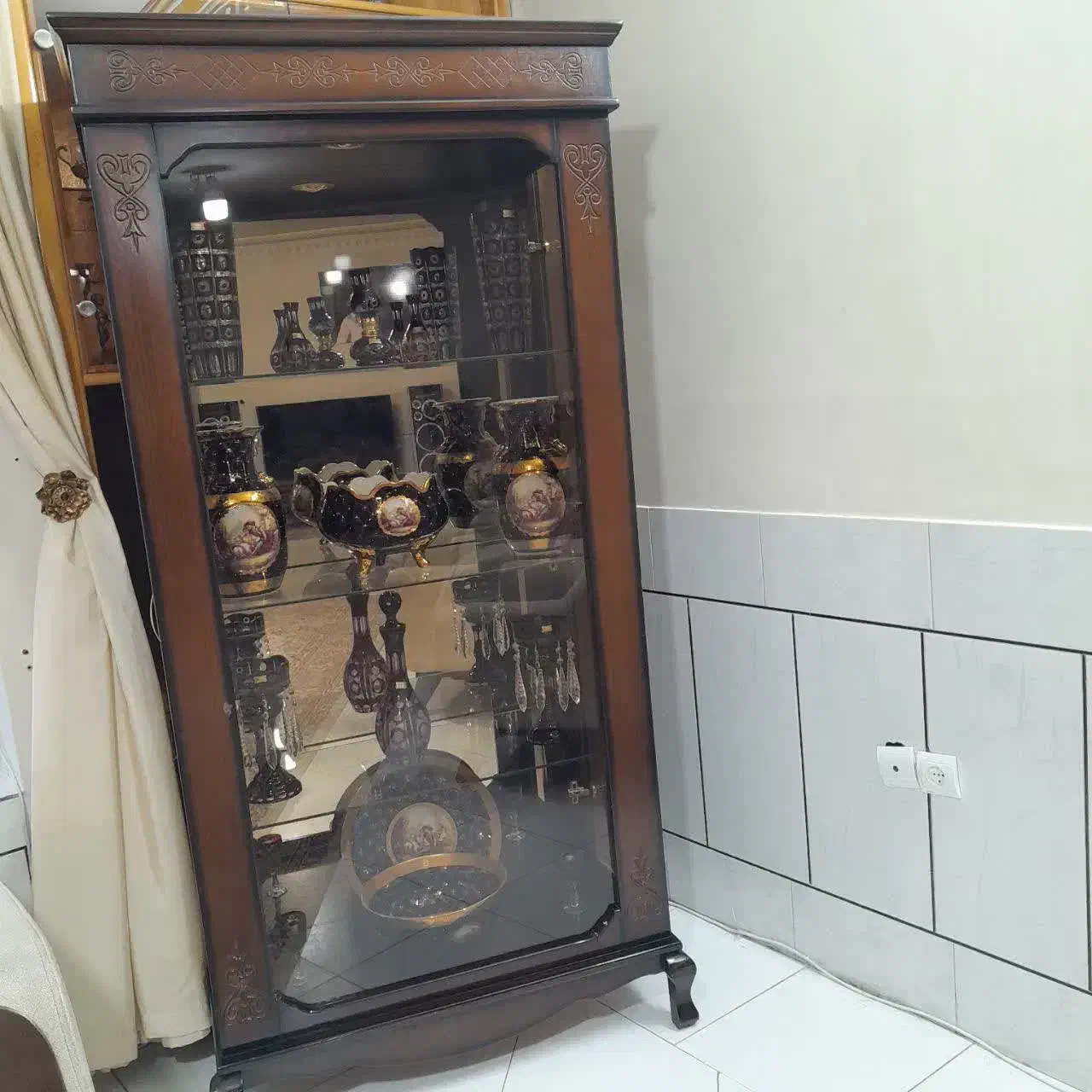 ویترین سبک و زیبا|بوفه، ویترین، کنسول|پیر بکران, |دیوار