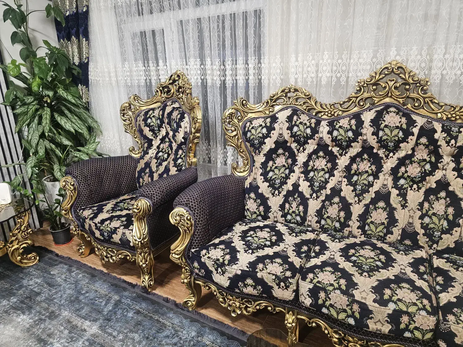 مبل سلطنتی ۹نفره همراه با جلو مبلی و ۲ عدد عسلی|مبلمان خانگی و میز عسلی|سقز, |دیوار