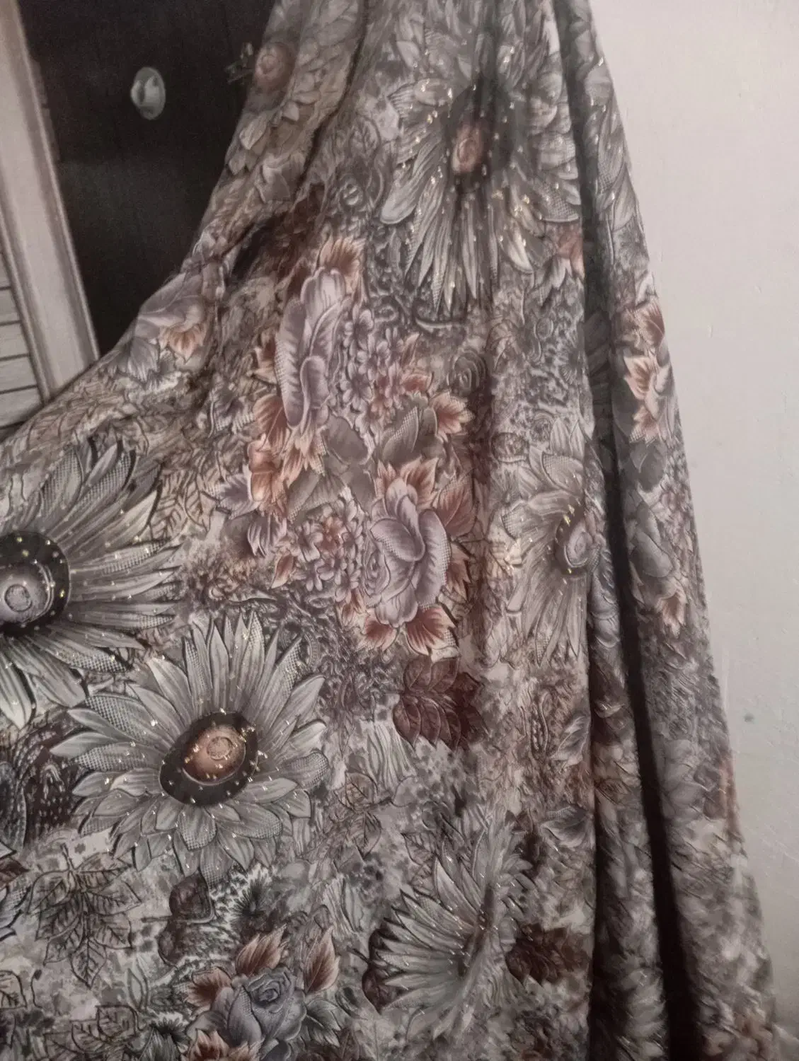 یک عدد چادر زنانه نو اپخش|لباس|آبپخش, |دیوار