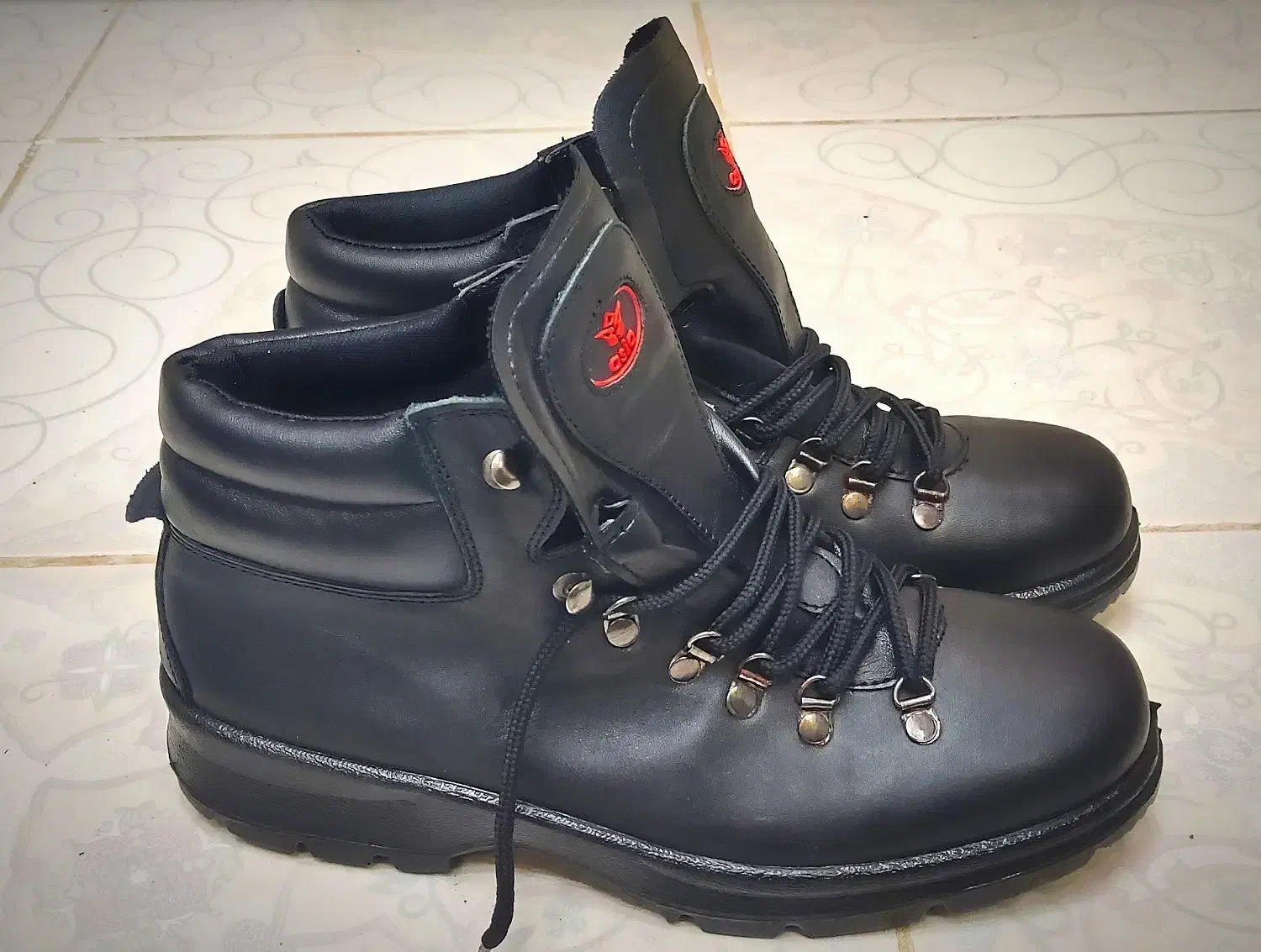 کفش کار و کوهنوردی|کیف، کفش، کمربند|شهرکرد, |دیوار