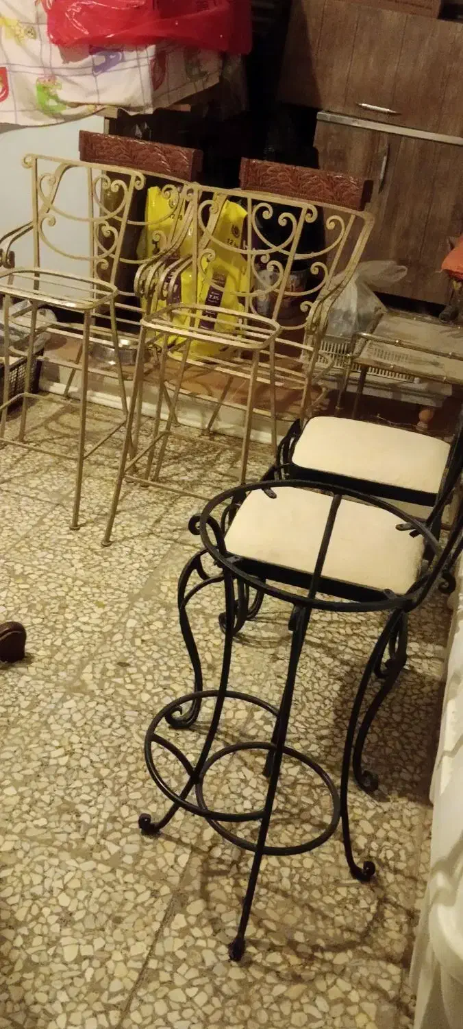 صندلیهای فرفورژه و ساعت چوبی|صندلی و نیمکت|هشتگرد, فاز ۱ مهستان|دیوار