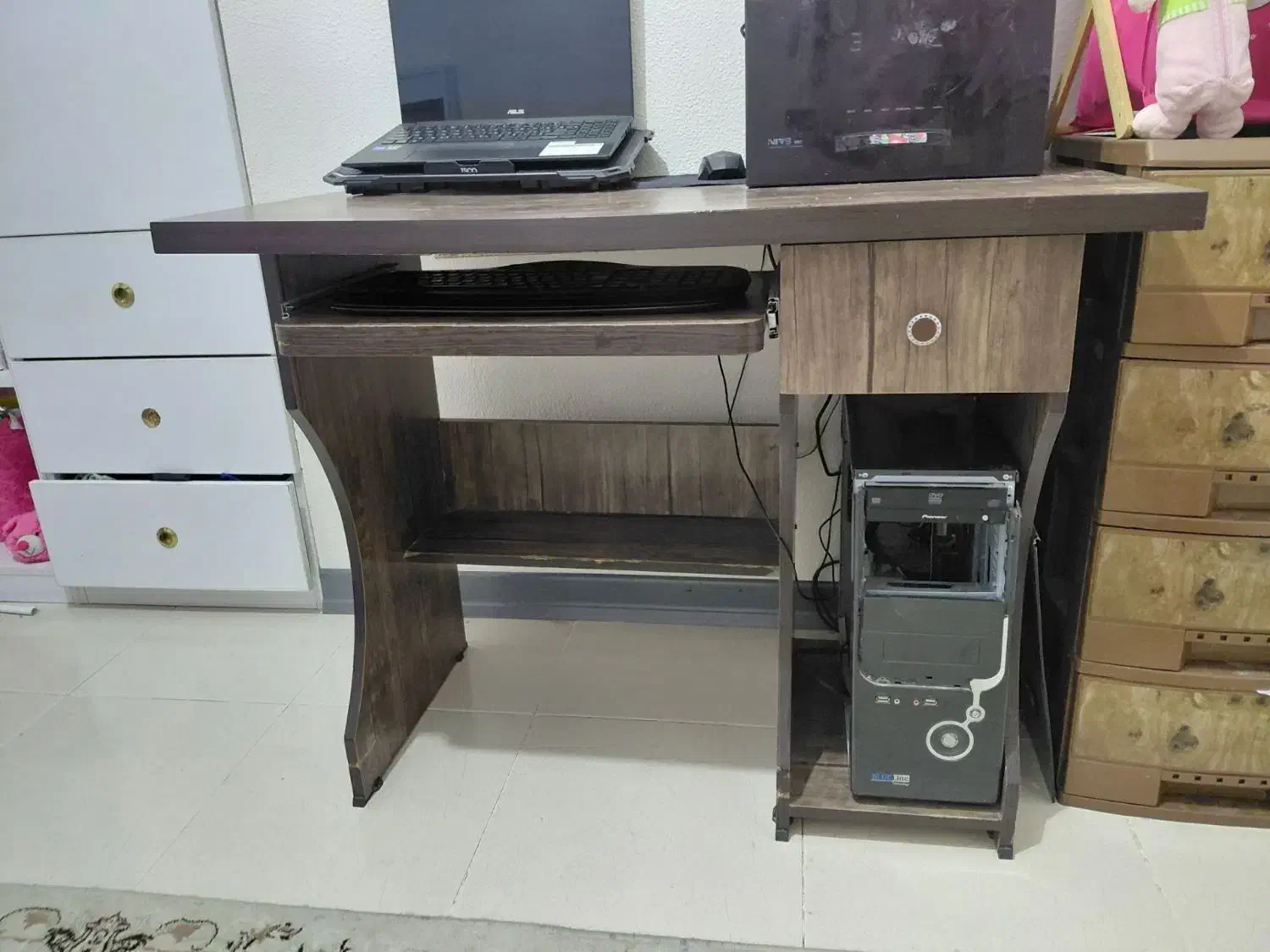 میز تحریر و کامپیوتر|میز تحریر و کامپیوتر|شاهین‌شهر, فدک|دیوار