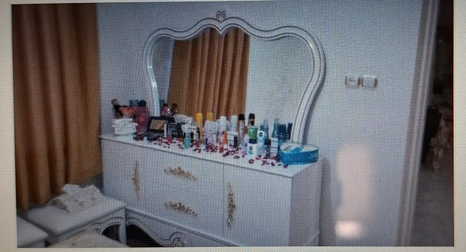 سرویس خواب|تخت و سرویس خواب|میانه, |دیوار