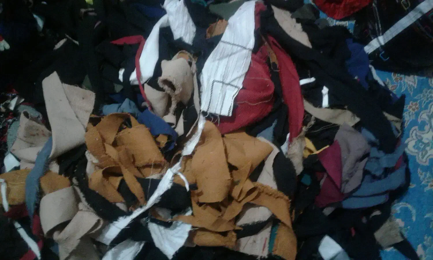 مقداری تکه پارچه خوش رنگ|لوازم خیاطی و بافتنی|سمنان, |دیوار