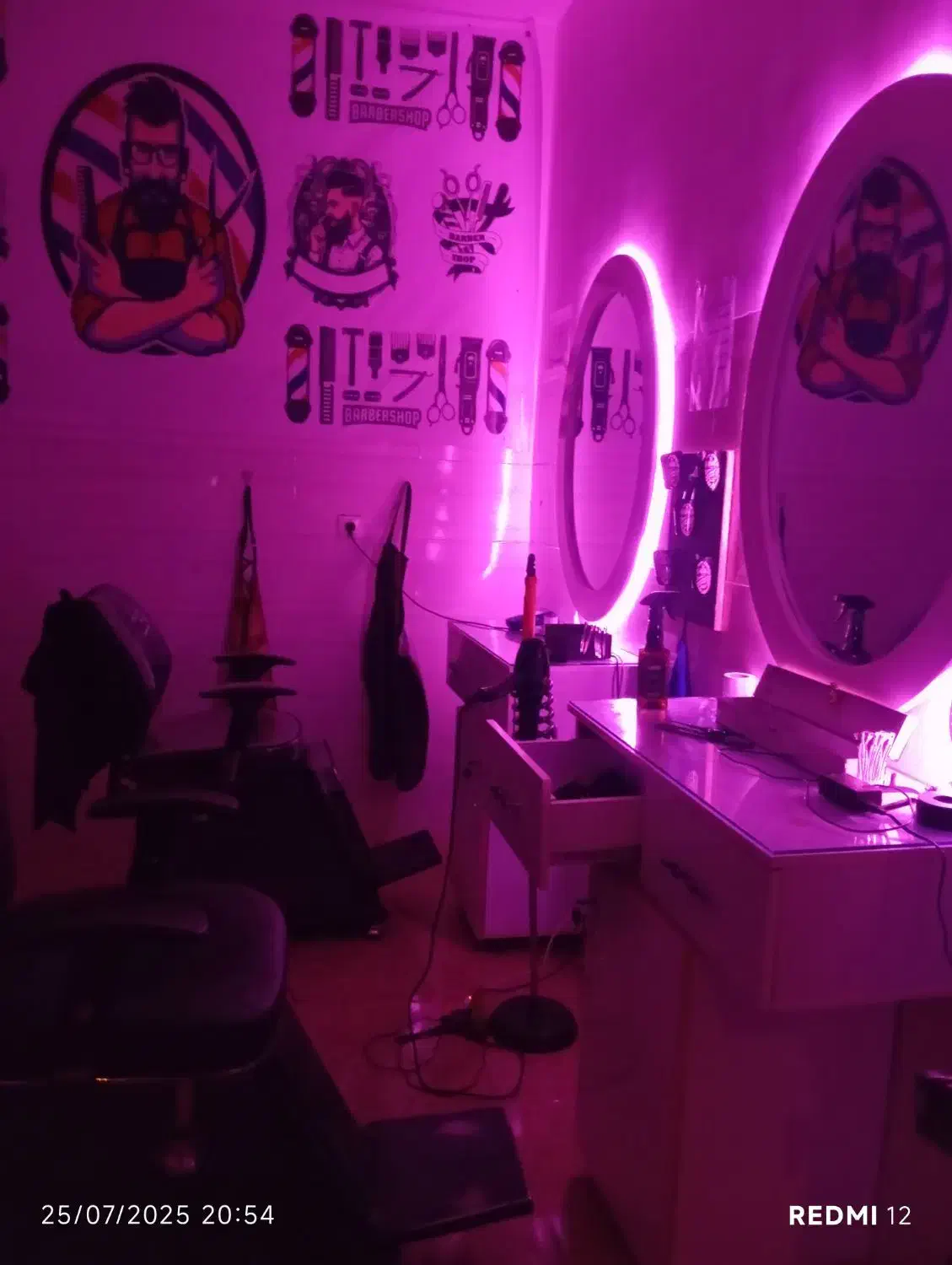 ویترین آرایشگاه|آرایشگاه و سالن‌های زیبایی|خرم‌آباد, |دیوار