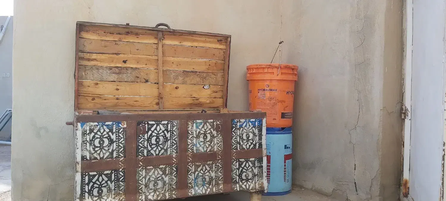 صندوقچه قدیمی( قدمت ۱۰۰ سال )|کلکسیون اشیاء عتیقه|فردوس (خراسان), |دیوار