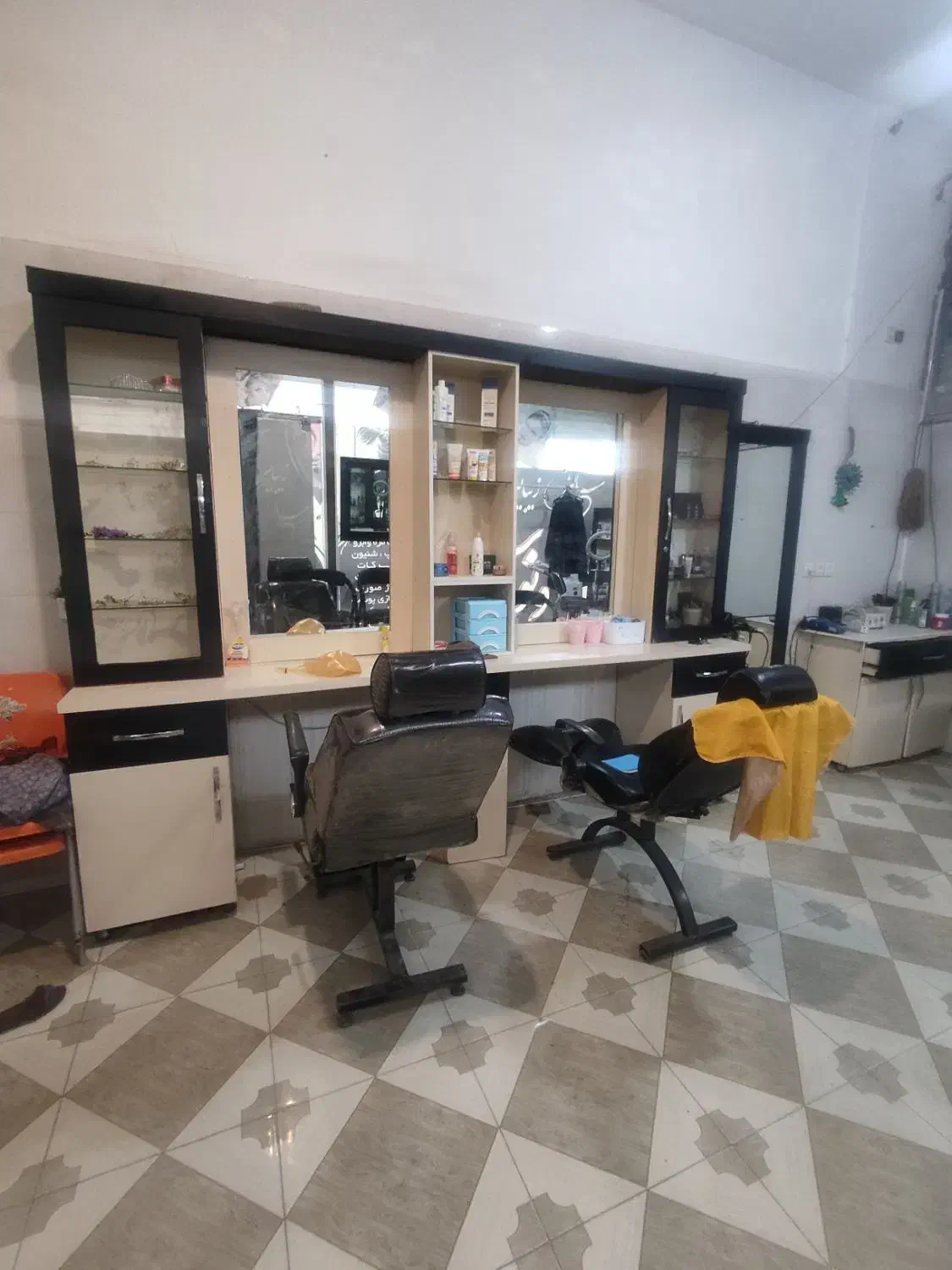 دکور آرایشگاه زنانه|آرایشگاه و سالنهای زیبایی|مشهد, نوید|دیوار