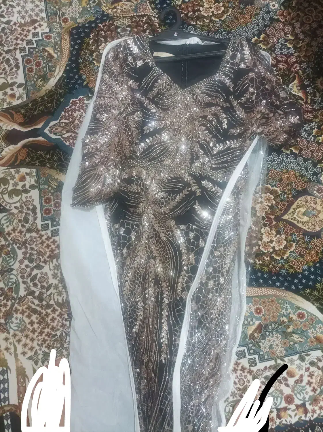 پیراهن زیبا|لباس|رباط‌کریم, رباط‌کریم|دیوار