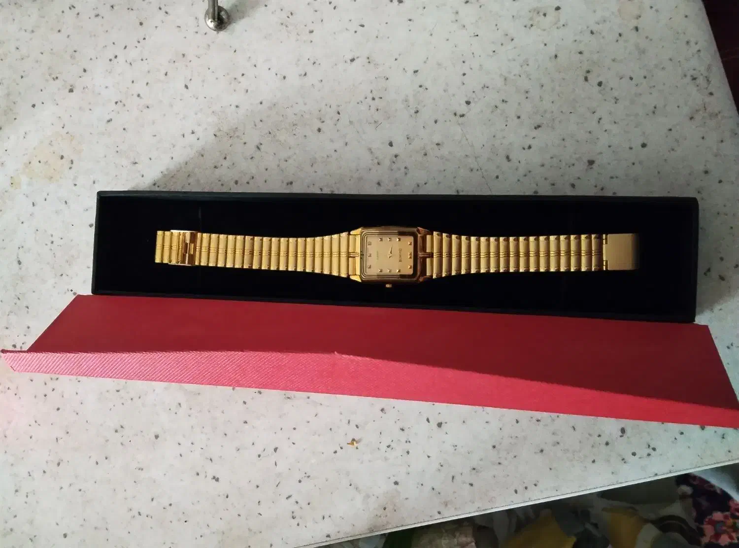 ساعت مچی|ساعت|صدرا-فارس, فاز ۱|دیوار