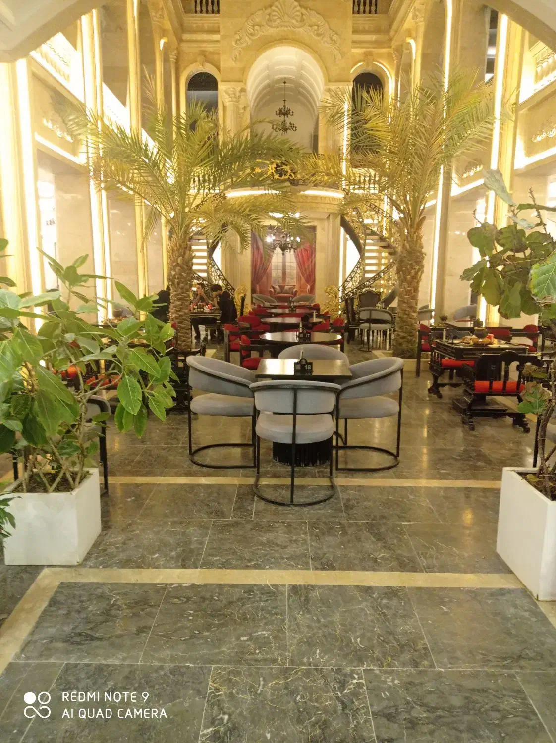 نیروی کار برای رستوران|استخدام خدمات فروشگاه و رستوران|کاشان, فین بزرگ|دیوار