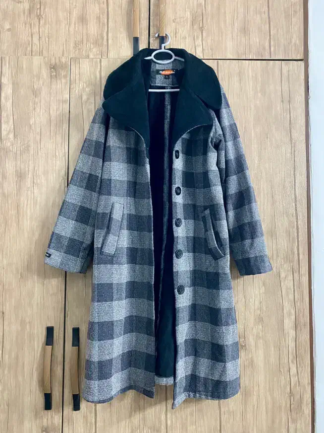 پالتوها خیلی تمیز و نو هستن|لباس|اسفراین, |دیوار