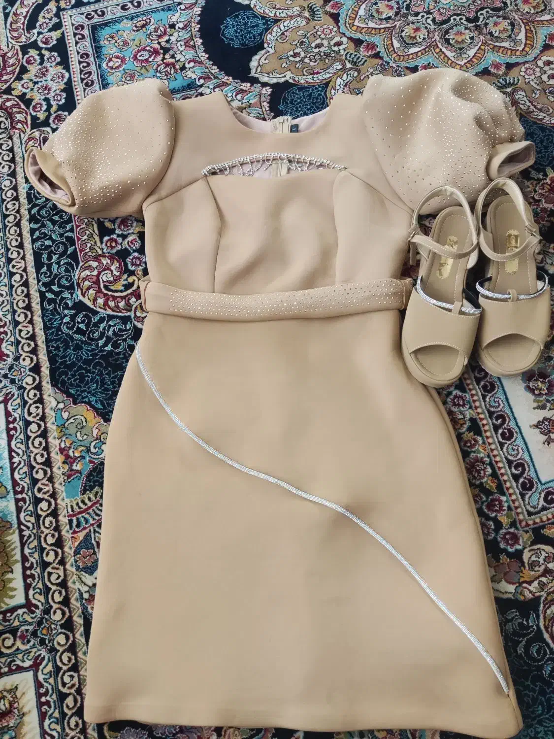 لباس مجلسی نو|لباس|بوژگان, |دیوار