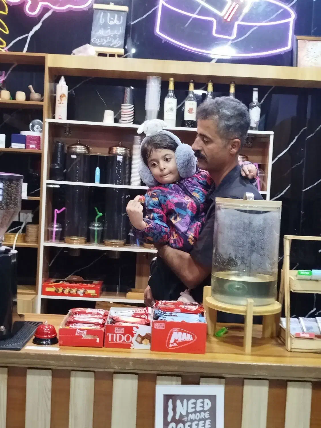 به دو نفر خانم یا آقا جهت کار در کافه|استخدام خدمات فروشگاه و رستوران|سقز, |دیوار