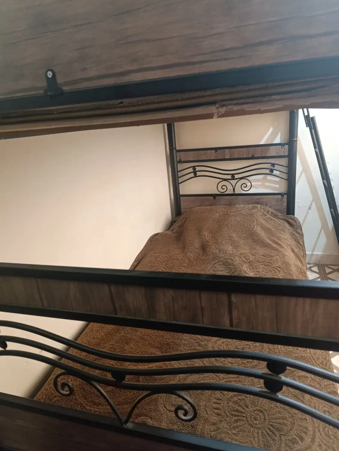 تخت دو طبقه فلزی در حد نو|تخت و سرویس خواب|ساوه, |دیوار