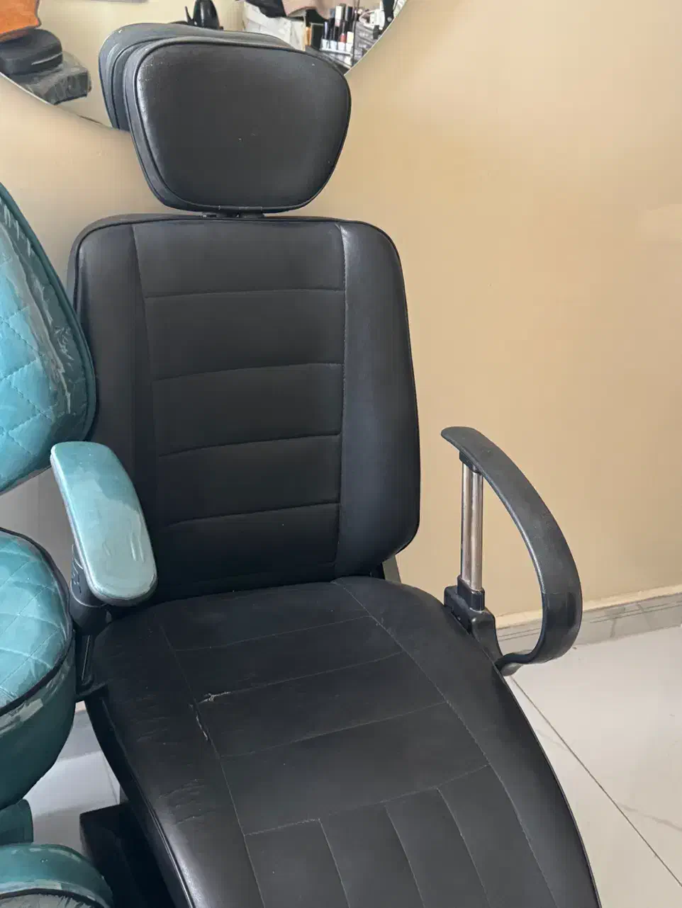 صندلی اصلاح تاشو  و دستگاه بخور گرم و سرد|آرایشگاه و سالن‌های زیبایی|رشت, معلم|دیوار