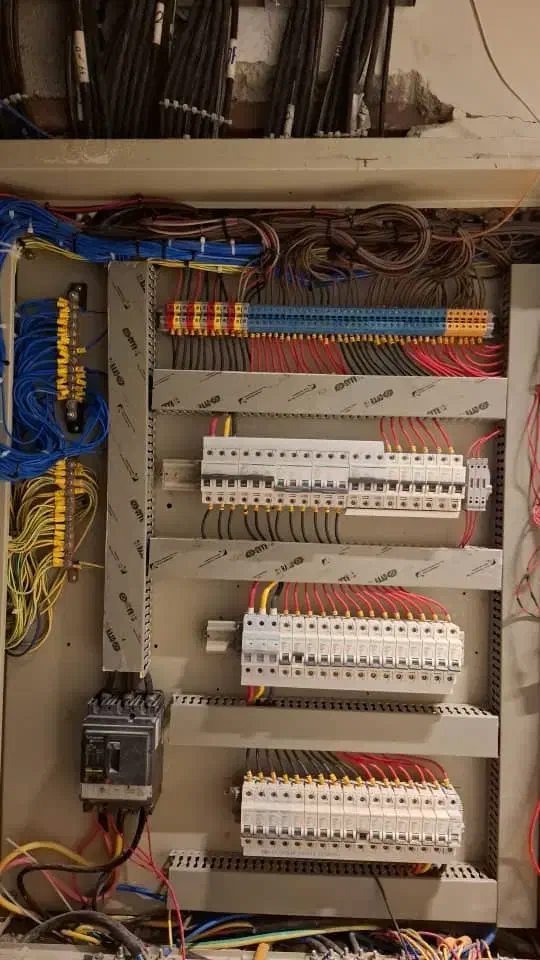 تاسیسات و خدمات برق کاری|خدمات پیشه و مهارت|کیش, |دیوار