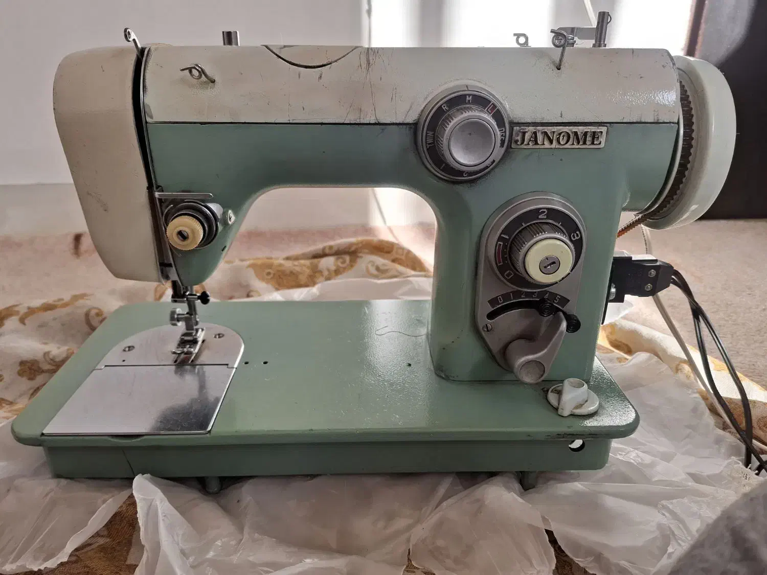 چرخ گلدوزی ژانمه 670|چرخ خیاطی و ریسندگی|مریوان, |دیوار