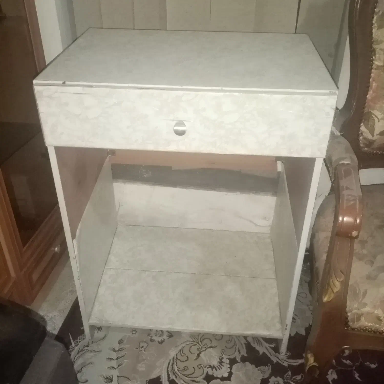 میز کاشت ناخن و قفسه ویترین ارایشگاه|آرایشگاه و سالنهای زیبایی|صدرا-فارس, فاز ۲|دیوار