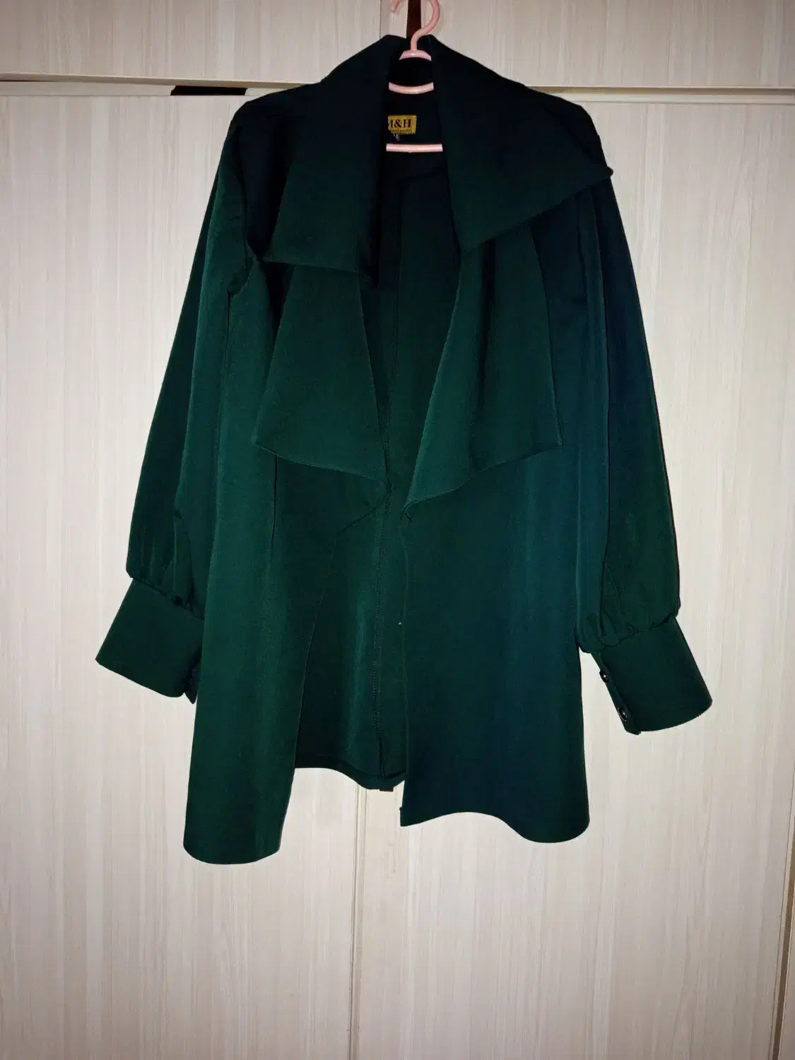 تعدادی لباس|لباس|یاسوج, |دیوار