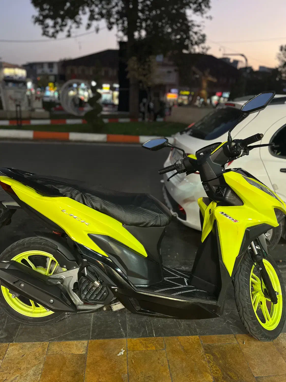 کلیک ۱۵۰ رنگ خاص|موتورسیکلت|ساری, |دیوار