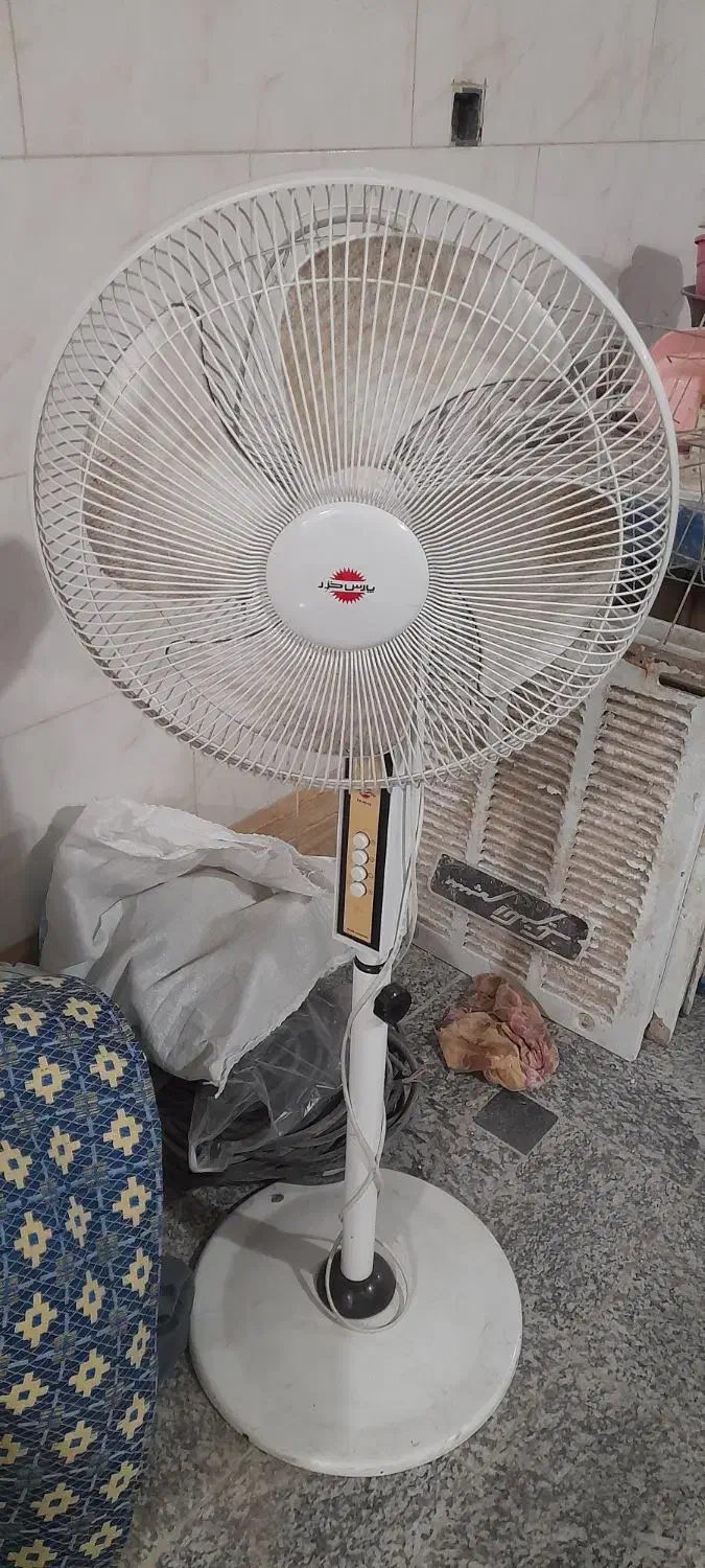 ۲ عدد پنکه زمینی پایه بلند و کوتاه|پنکه و تصفیه‌کنندهٔ هوا|قم, باغ شریفی|دیوار