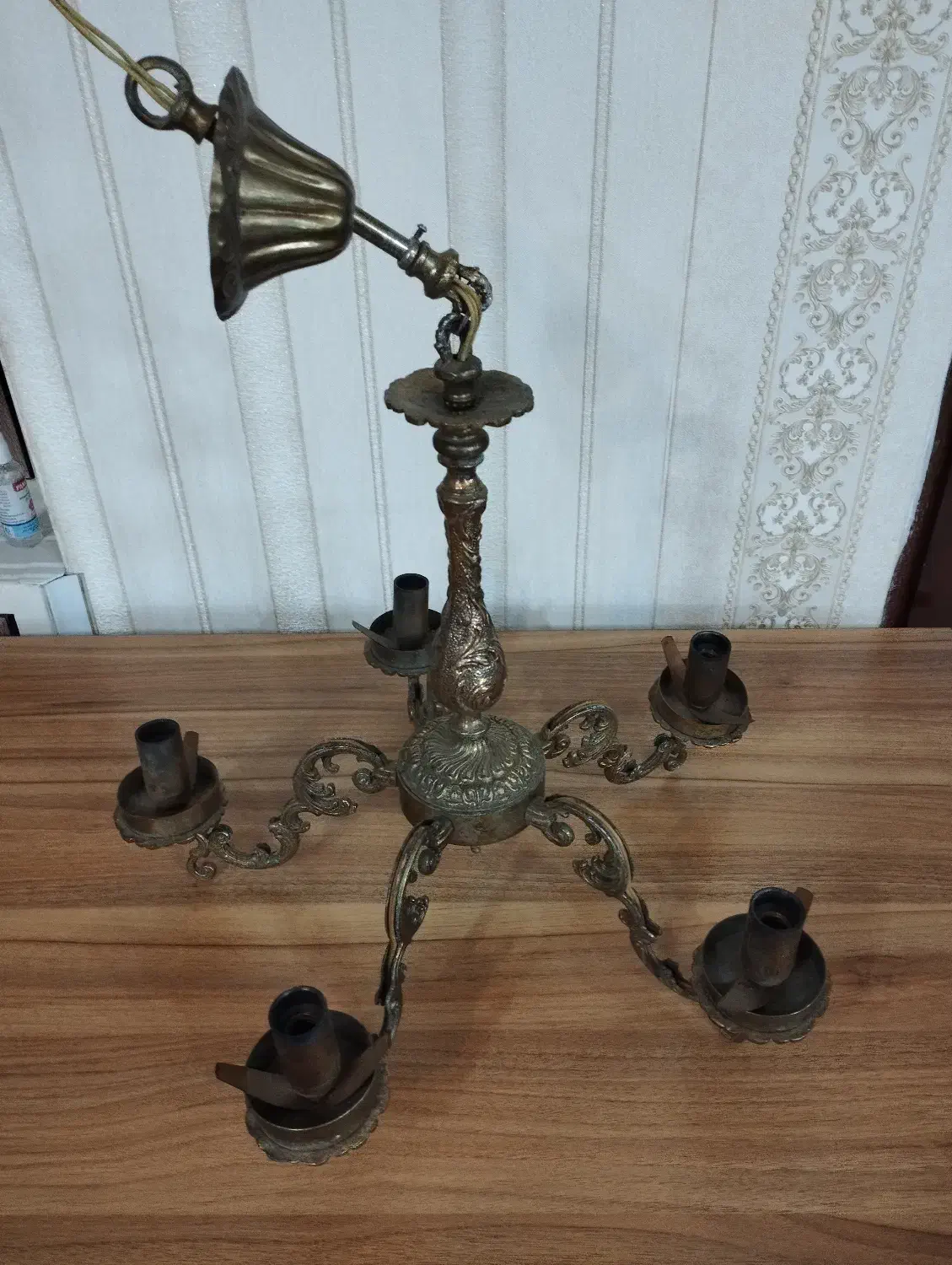 لوستر برنجی|لوستر و چراغ آویز|بندر انزلی, لاله|دیوار