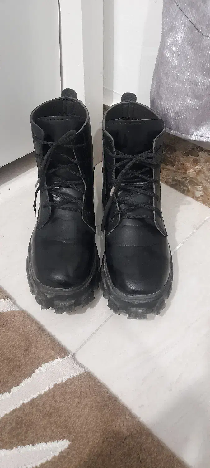 پوتین|کیف، کفش، کمربند|پرند, فاز ۴|دیوار