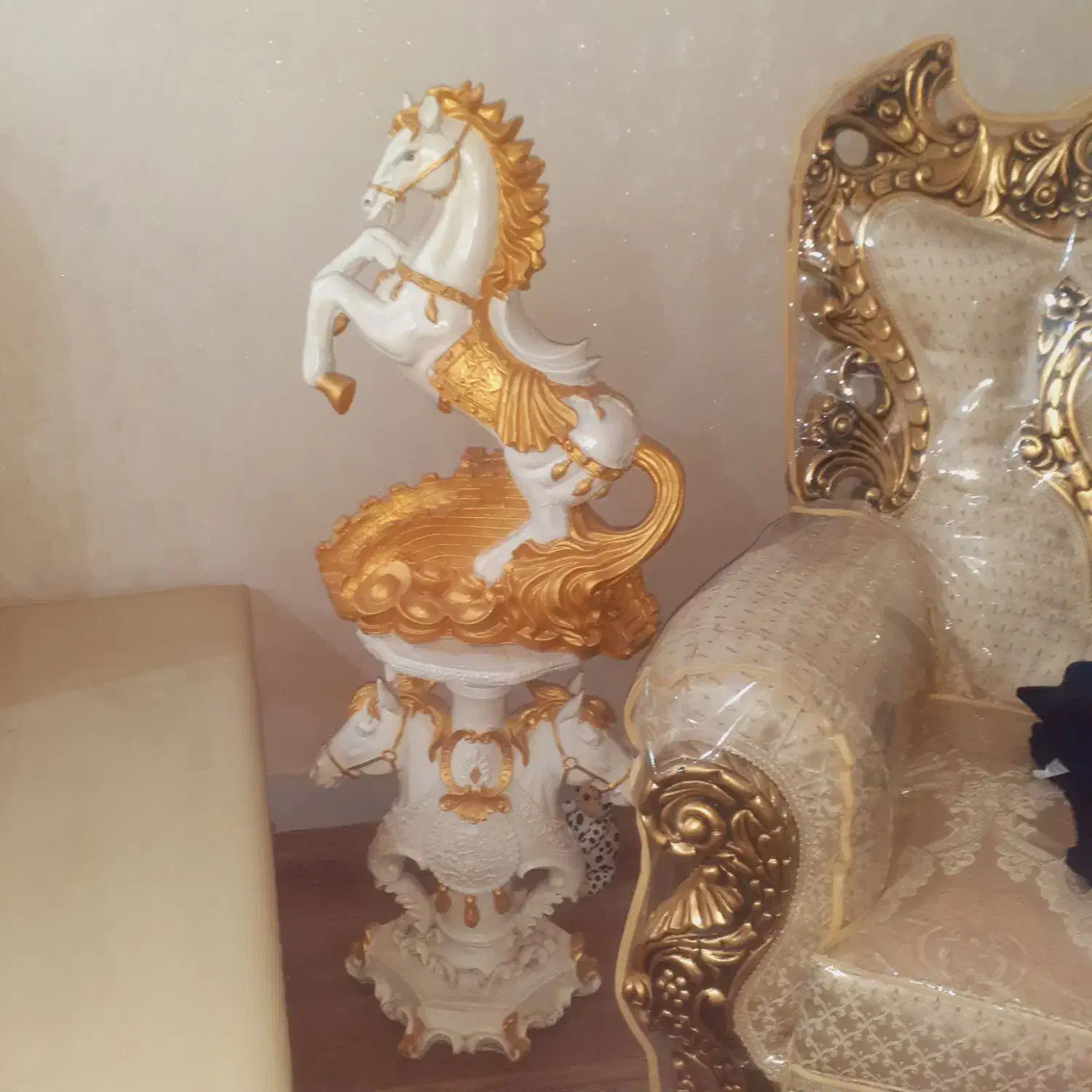 اسب گچی|کلکسیون اشیاء عتیقه|سوسنگرد, |دیوار