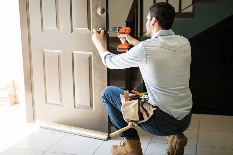 نصب وتعمیرات درب ، کمد دیواری و سایر وسایل چوبی|خدمات پیشه و مهارت|شهرضا, |دیوار