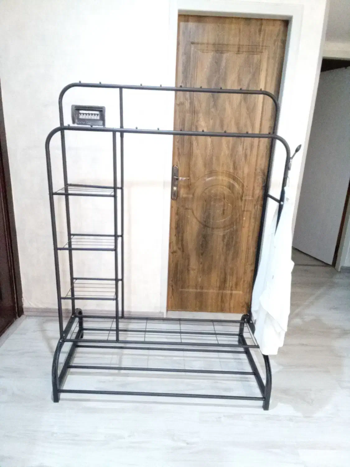 رگال لباس|بندرخت و رختآویز|شیراز, فرهنگ شهر|دیوار