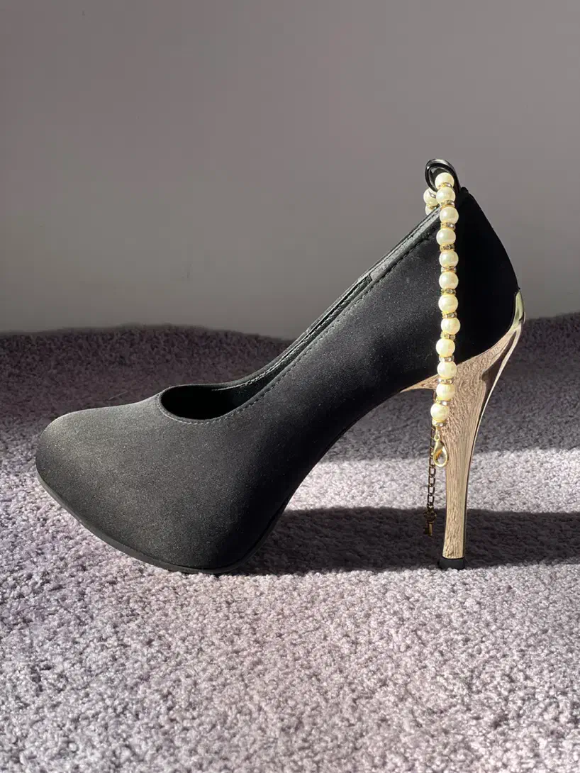 کفش مجلسی|کیف، کفش، کمربند|قم, چهل درخت‎|دیوار