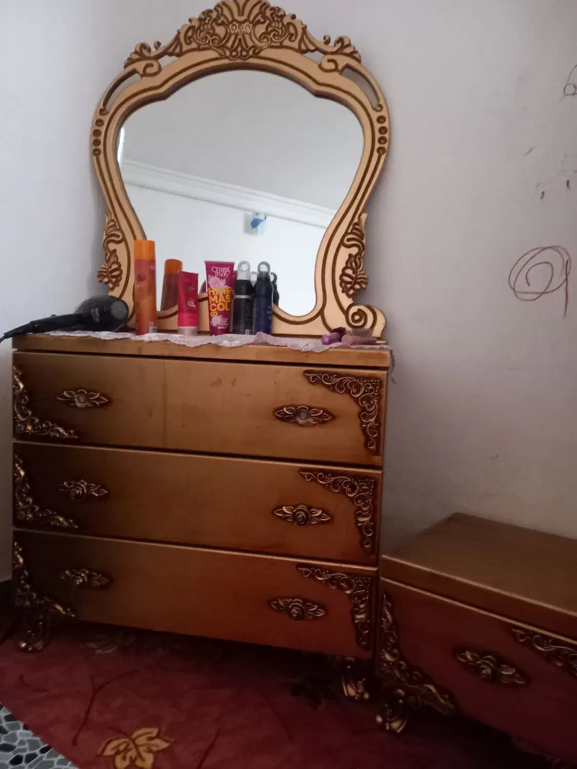 تخت خواب دو نفره همراه با تشک آینه و میز آرایشی|تخت و سرویس خواب|اهر, |دیوار