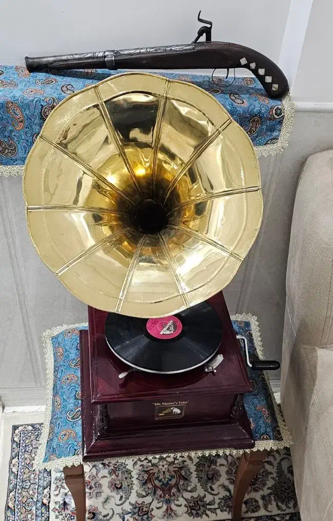 گرامافون کوکی قدیمی در حد آکبند|کلکسیون اشیاء عتیقه|یزد, |دیوار