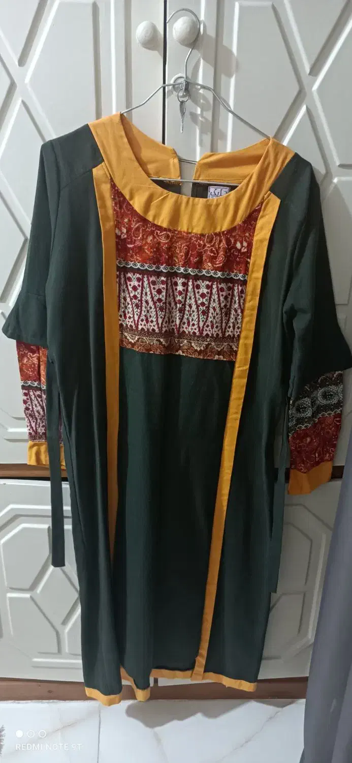 تعداد زیادی لباس زنانه|لباس|رشت, منظریه|دیوار