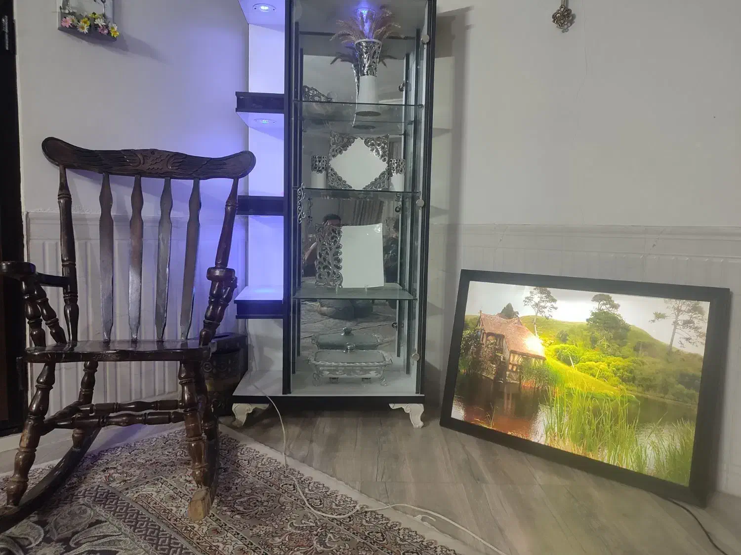 گنجه صندلی راک و تابلو چراغ دار در حدنو|بوفه، ویترین، کنسول|مشهد, عسگریه|دیوار