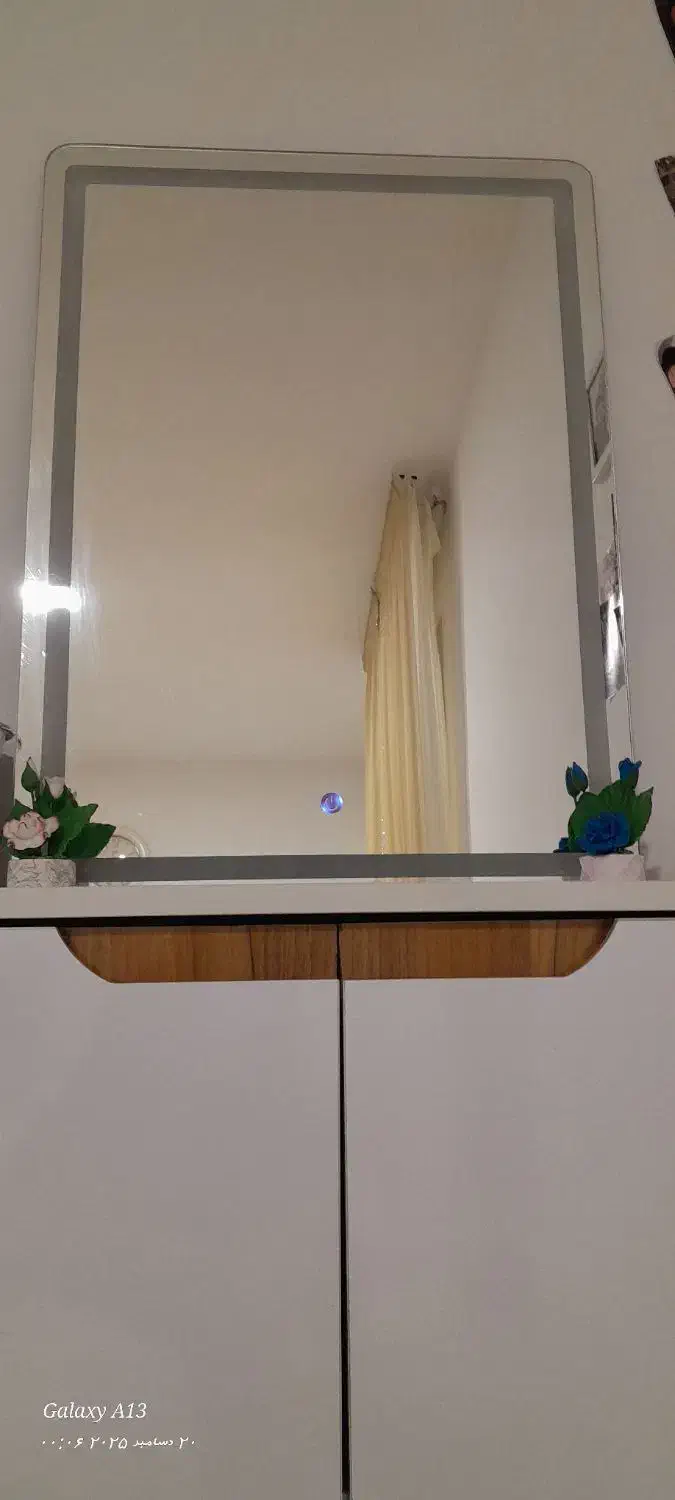 آینه|آینه|ملک‌آباد, |دیوار