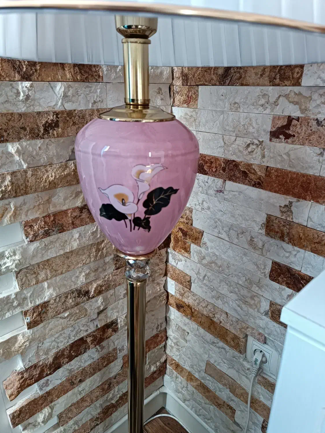 چراغ خواب|چراغ خواب و آباژور|اندیشه, اندیشه فاز ۱|دیوار