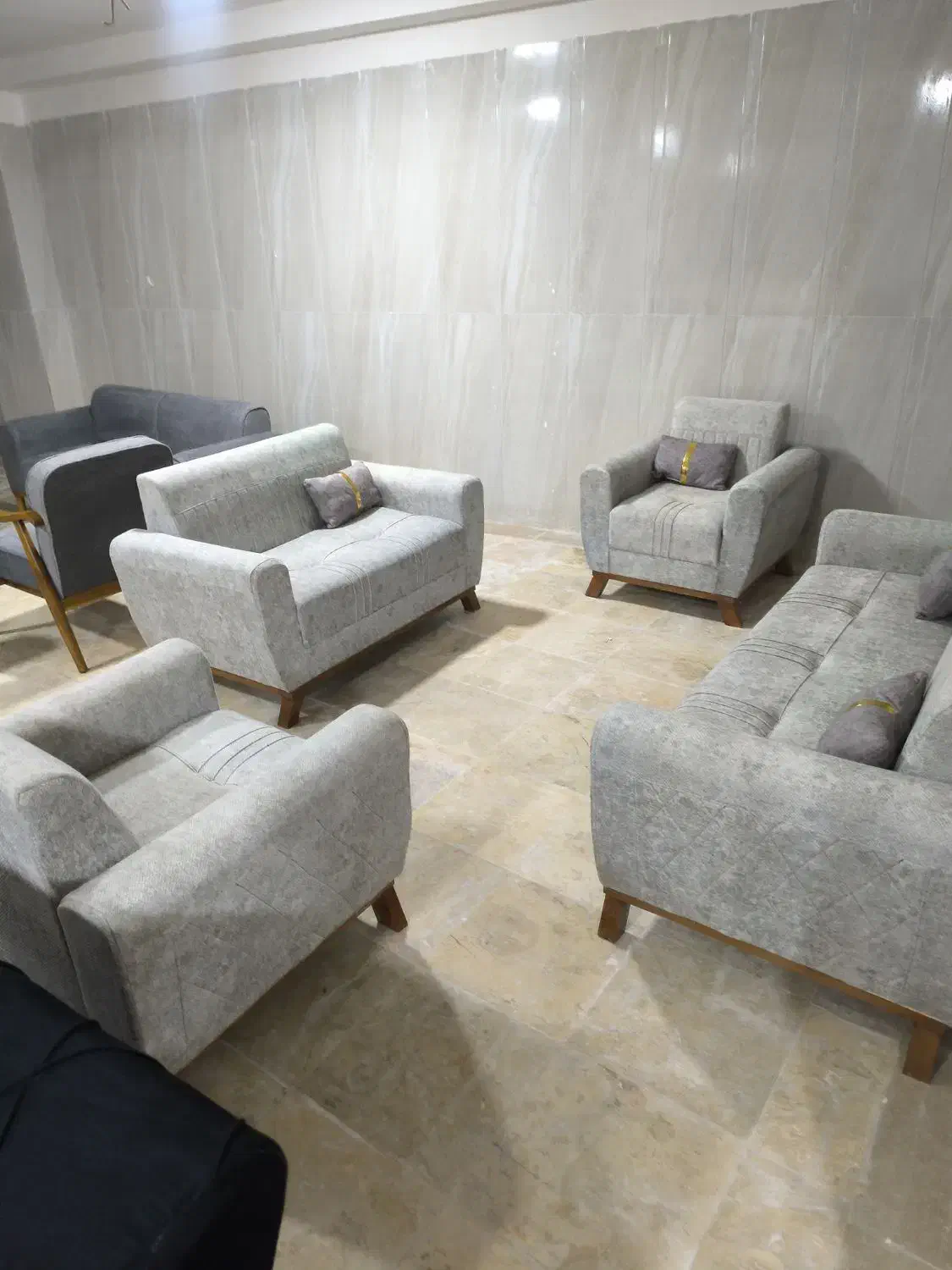 فروش ویژه مبل راحتی همراه با میز جلو مبلی هدیه|مبلمان خانگی و میز عسلی|چابهار, |دیوار