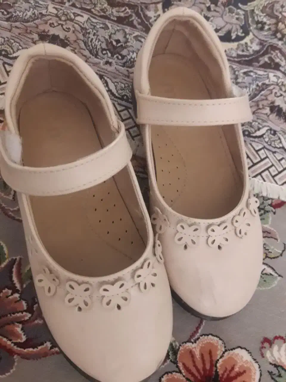 عروسکی سایز ۲۸ وسیاه ۲۷یا۲۶ هردو باهم ۵۰۰|کفش و لباس بچه|حسین آباد, |دیوار