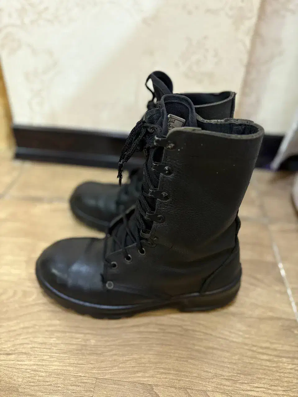 پوتین بهمن|کیف، کفش، کمربند|اهواز, سپیدار|دیوار