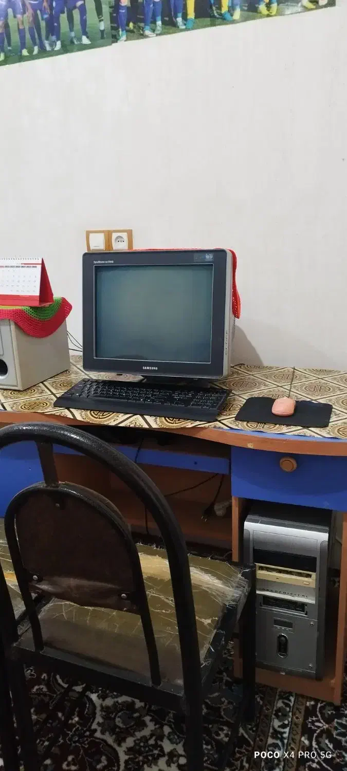 یک دستگاه کامپیوتر قدیمی همراه با میز و صندلی|رایانه رومیزی|کوه چنار, |دیوار