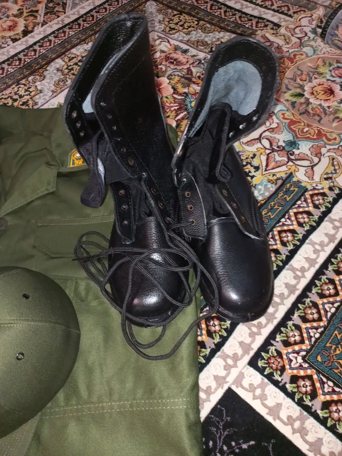 یک دست لباس سربازی|لباس|رشت, استادسرا|دیوار