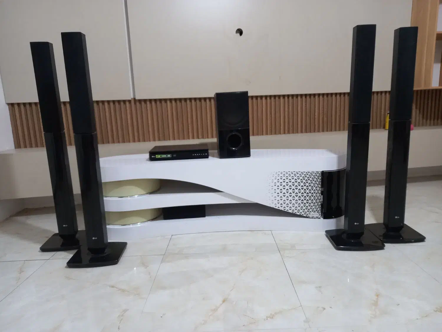 سینما خانواده درحد نو با میز تلویزیون درحد نو|سیستم صوتی خانگی|بومهن, |دیوار