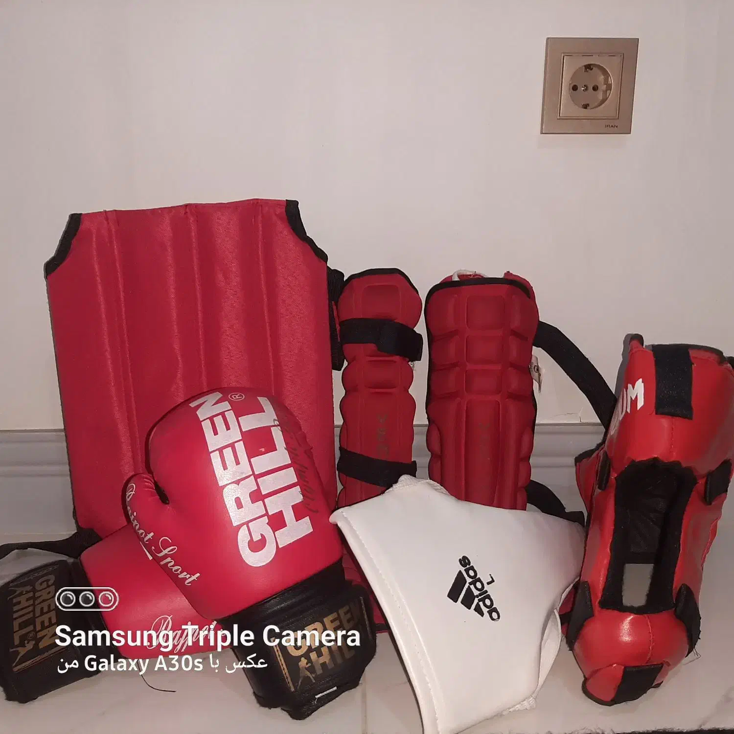 کلاه ودستکش وسایل کینگ بوکس|تجهیزات ورزشی|برخوار, |دیوار