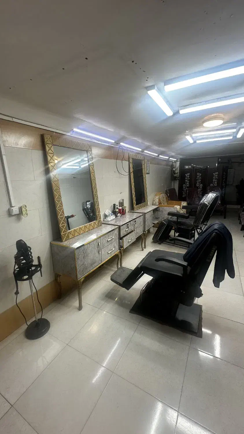 وسایل آرایشگاه (زنانه و مردانه)|آرایشگاه و سالنهای زیبایی|اسفراین, |دیوار